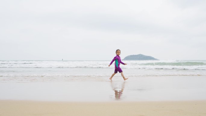 快乐小孩在万宁石梅湾海滩奔跑慢镜头