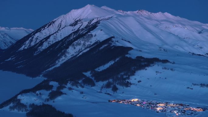 新疆阿勒泰冬季禾木村蓝调震撼航拍风景夜景