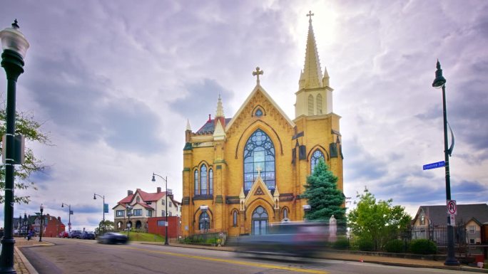 美国宾夕法尼亚州匹兹堡的圣玛丽山教堂在夜晚被照亮
