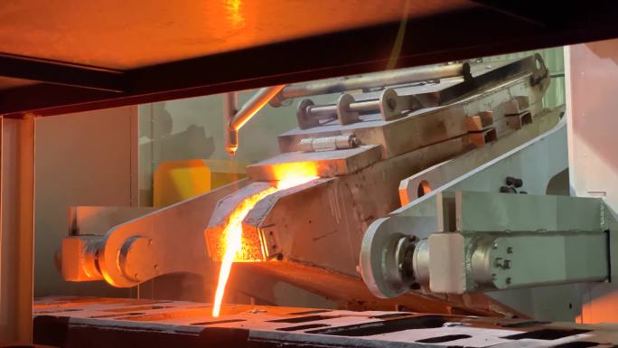 实拍生产钢铁的工厂电熔钢铁