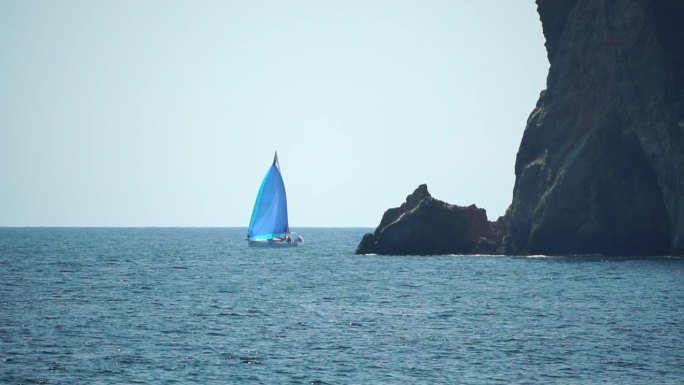 平静的海面上的游艇。豪华游轮之旅。深蓝色水面上白色小船的侧视图。鸟瞰富裕的游艇在海上航行。夏季豪华游