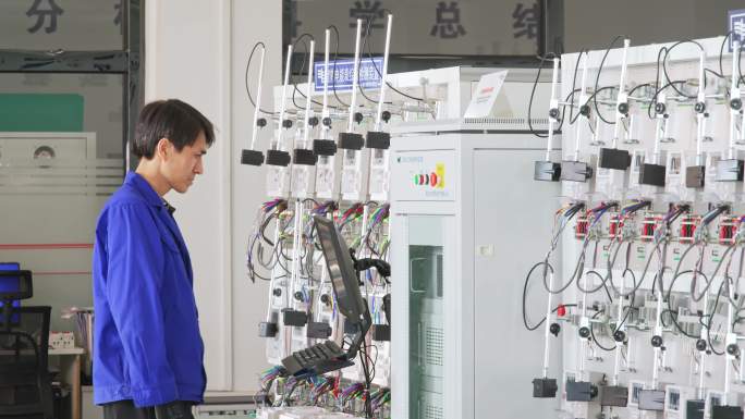 现代化光电科技工厂工人 仪表仪器 芯片