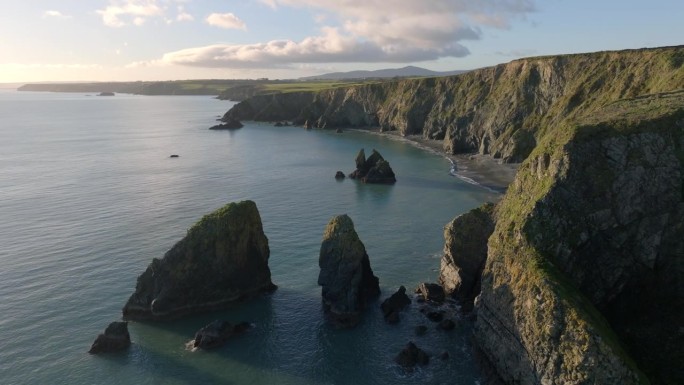 无人机飞越戏剧性的沃特福德海岸爱尔兰海柱和隐藏的海湾自然美景