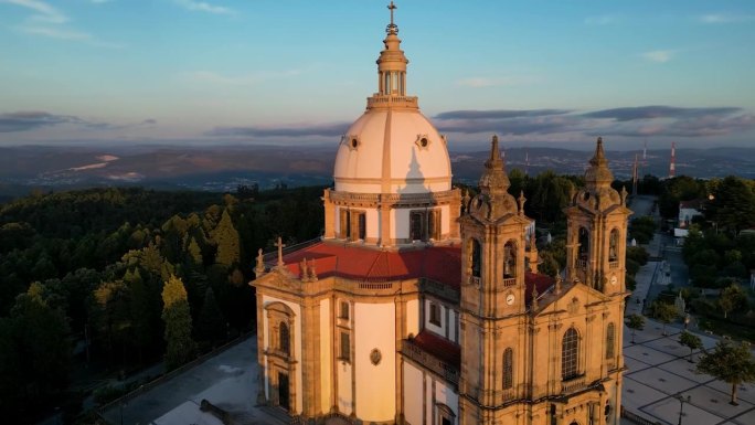 宁静的Sameiro保护区和日落时分的布拉加城在葡萄牙北部，出生耶稣布拉加