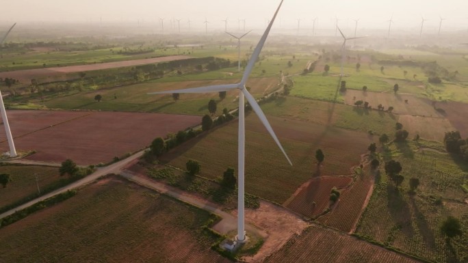 可再生能源的风力涡轮机农场鸟瞰图