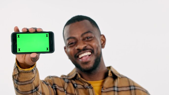 脸，男人和广告绿屏手机，空间或报名提供在工作室白色背景。快乐的非洲模型，肖像和跟踪标记在移动新闻，模