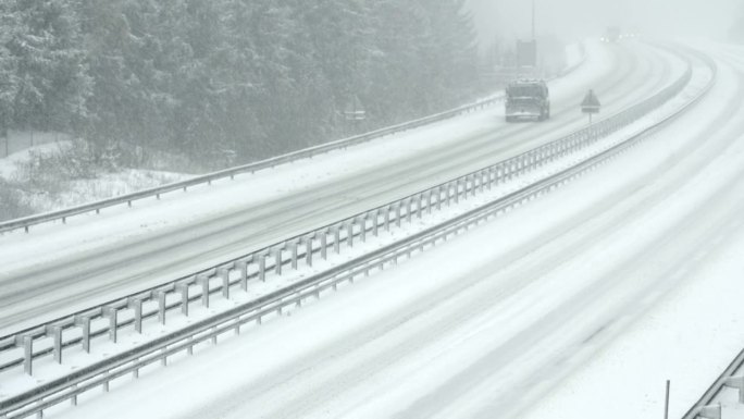 全地形警车在雪天高速公路上行驶