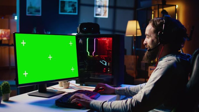 绿屏笔记本电脑旁边的人正在玩科幻电子游戏，用游戏键盘驾驶宇宙飞船