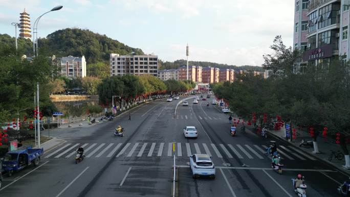 小县城街道马路航拍