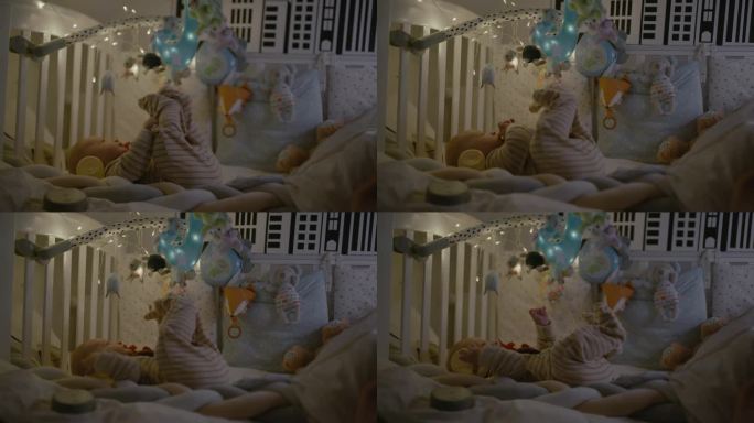 男婴躺在床上，嘴里含着奶嘴，脚举在空中