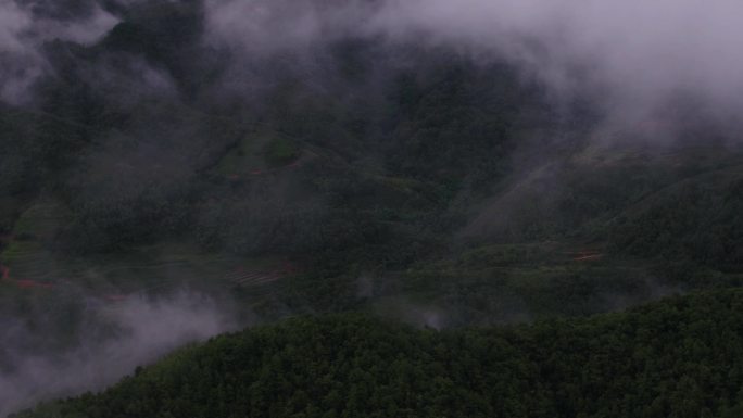 深山里的村庄 青山连绵 云雾缭绕 航拍