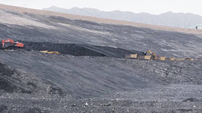 新疆煤矿航拍从岩层飞跃至等待装载的车队