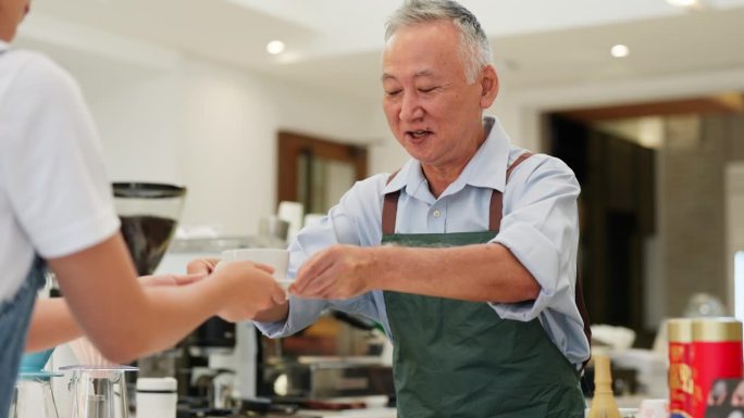 敬业的日本咖啡店老板站在柜台后面，系着时髦的围裙，为顾客端上特制的咖啡。营造令人满意和充满活力的氛围
