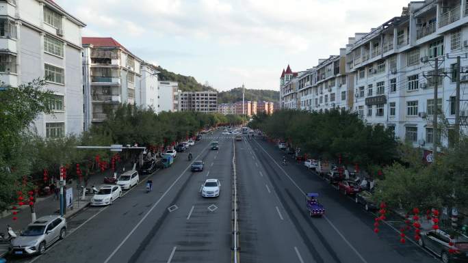 小县城街道马路航拍