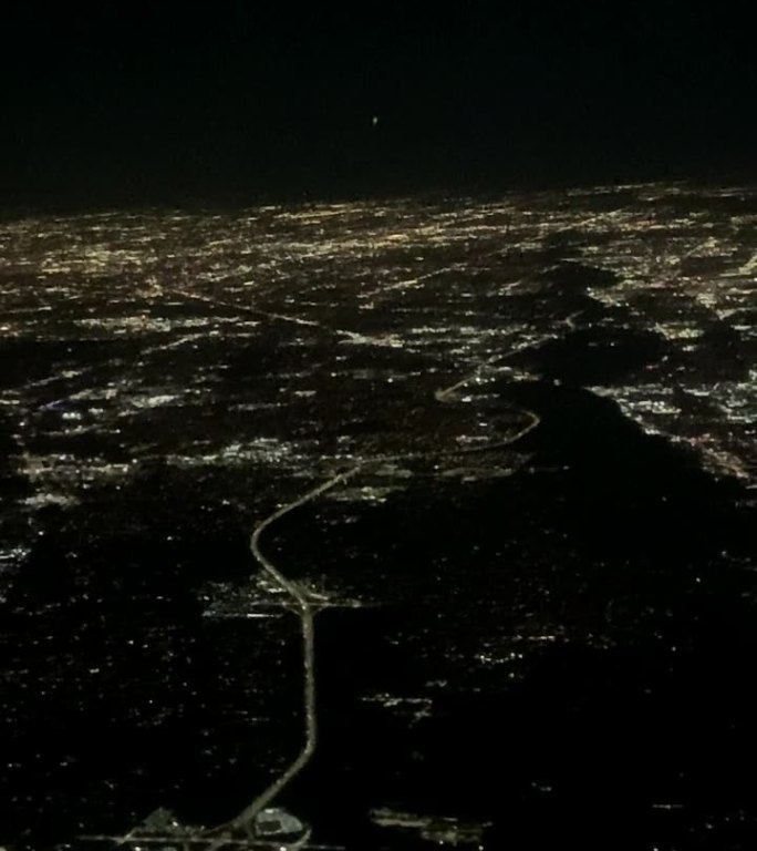 夜间飞行。在芝加哥上空飞行