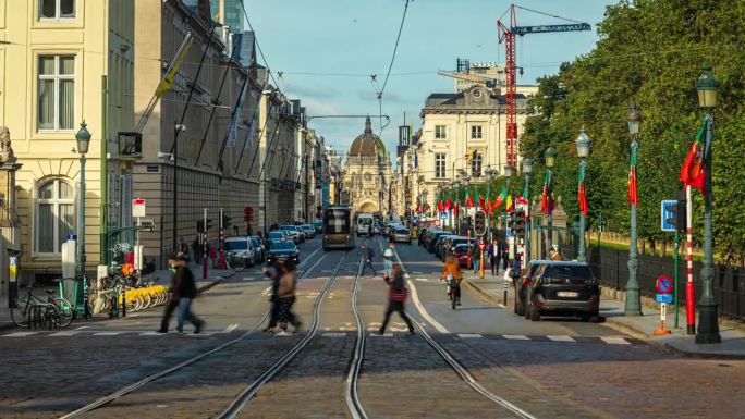 在欧洲比利时布鲁塞尔，行人和拥挤的街道交通路口，有轨电车通过皇家广场(Koningsplein