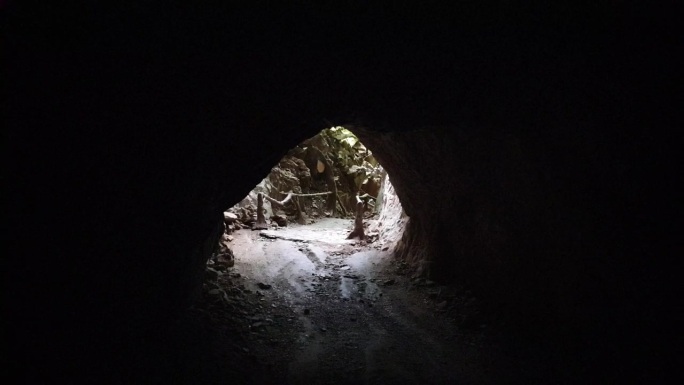 走在黑暗的洞穴里。