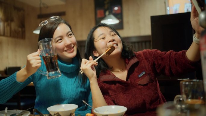 亚洲女性在日本餐厅用餐时自拍