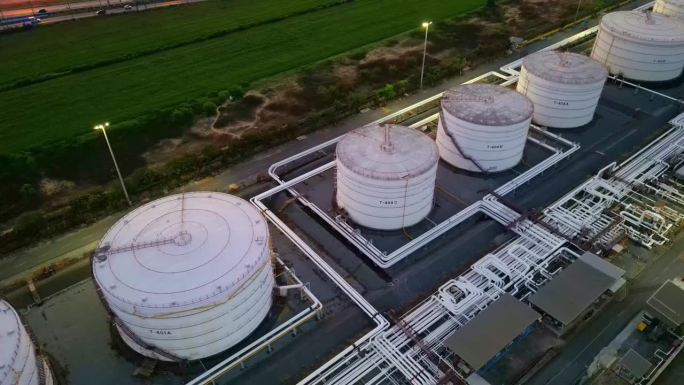 鸟瞰图炼油厂大型储罐和管道系统
