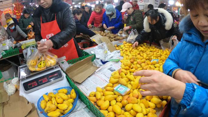 农历新年，重庆长生赶集市场迎来众多市民