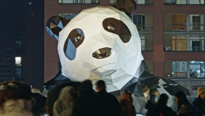 熊猫雕塑打卡成都春熙路人群熊猫IFS夜景