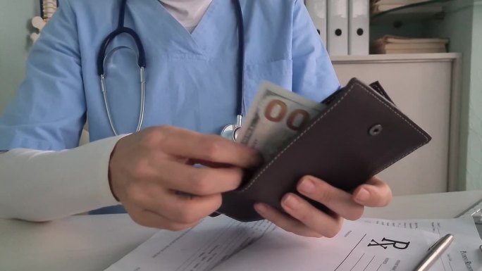 医生在医院里把钱藏在钱包里