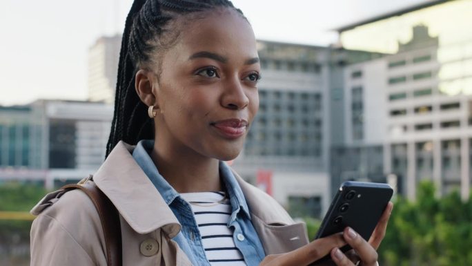 商务、旅游和黑人女性在城市街道上拿着手机嘲笑社交媒体、表情包或聊天。智能手机，应用程序和非洲女性户外