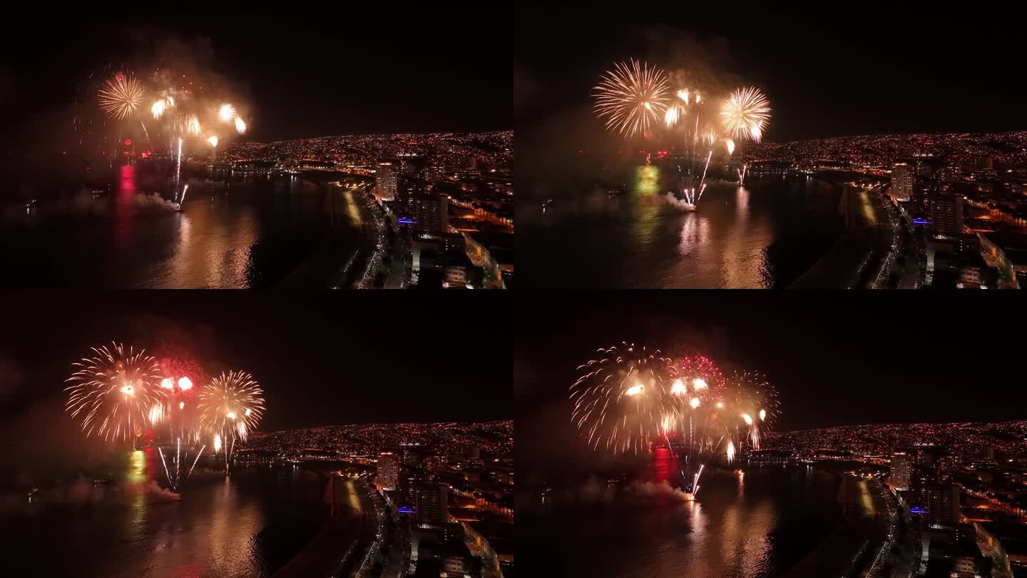 鸟瞰瓦尔帕莱索在除夕烟花表演的夜晚，城市被灯光和火花照亮。智利