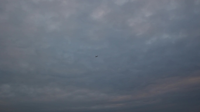 清晨的航班飞机飞机拉线傍晚的航班飞机