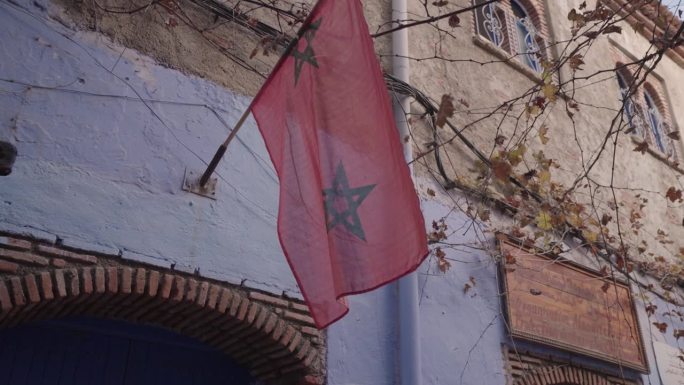 摩洛哥国旗在Chefchaouen Chaouen，蓝色珍珠城摩洛哥