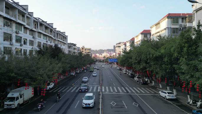 小县城街道马路航拍