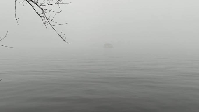 原创晨雾湖边水墨景色 西湖晨雾大自然美景