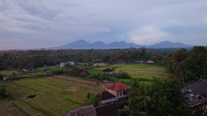 远处的闪电风暴威胁要覆盖巴厘岛的乡村和农田