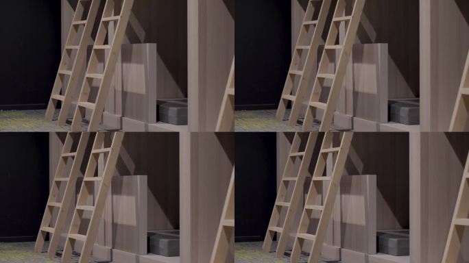 慢慢建立多个木制双层床排列在一起的镜头