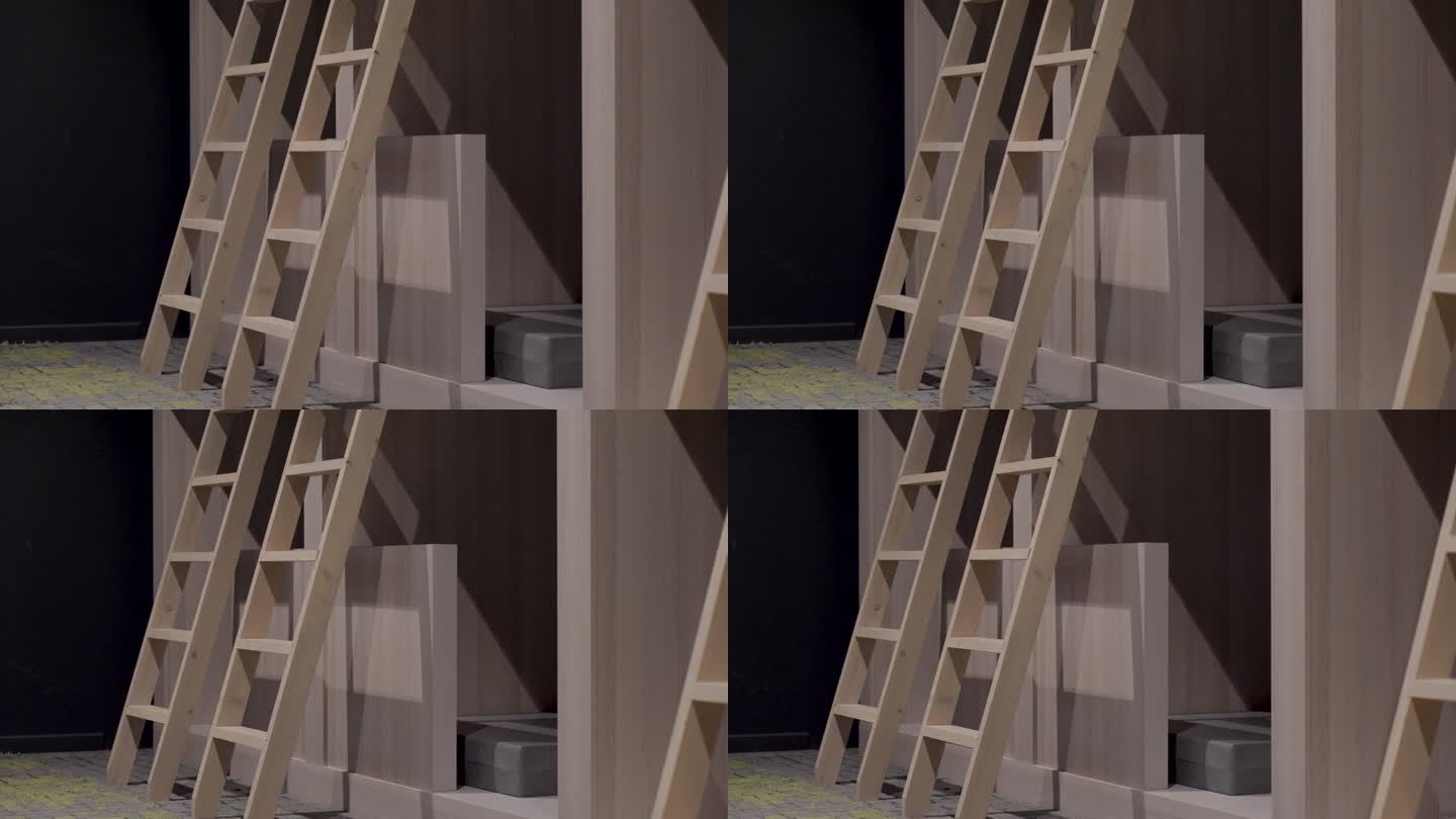 慢慢建立多个木制双层床排列在一起的镜头