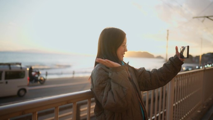 一个女人拍摄旅行视频的侧视图