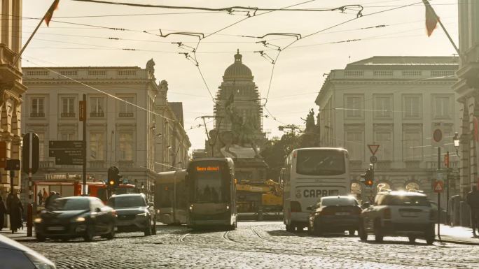 在欧洲比利时布鲁塞尔，行人和拥挤的街道交通路口，有轨电车通过皇家广场(Koningsplein
