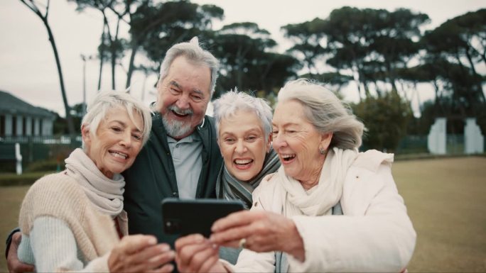 老年人，快乐的朋友或朋友一起在公园自拍，在户外微笑或快乐的回忆。一群老人或老年妇女在大自然中拍照或拍