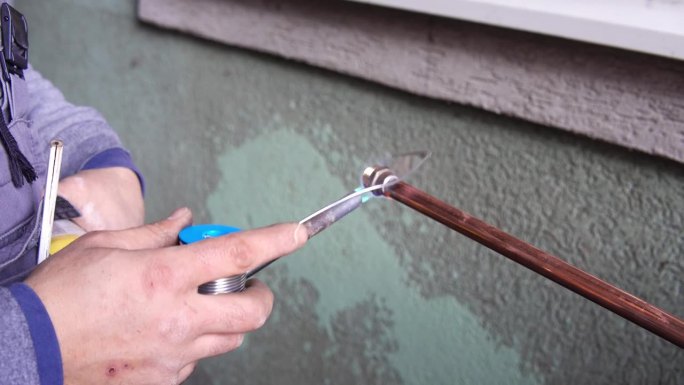 用气焊焊接管道，空调铜管库存视频焊接