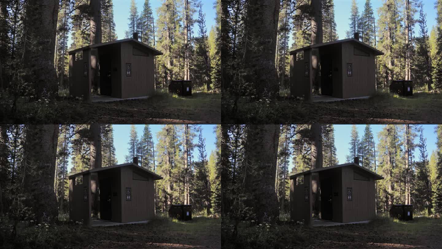 加州内华达山脉约塞米蒂附近露营地的坑式厕所。广角镜头