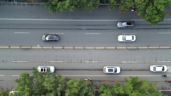 小县城街道马路俯瞰