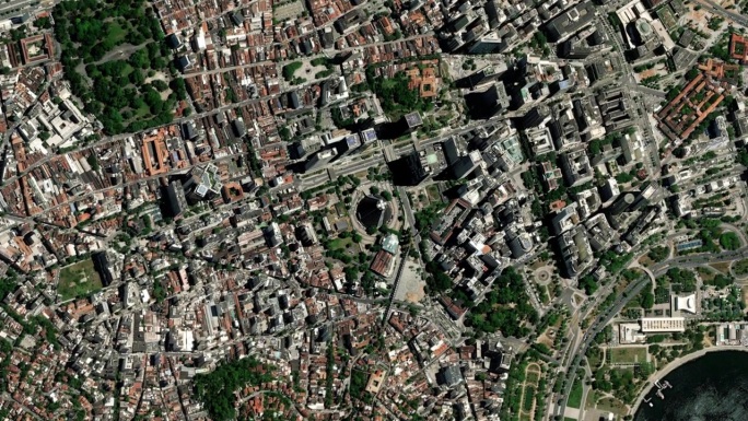 地球从太空放大到巴西里约热内卢的圣塞巴斯蒂安大都会大教堂。接着是通过云层和大气层进入太空。卫星的视图