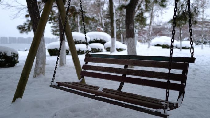 冬天下大雪时在公园里荡秋千