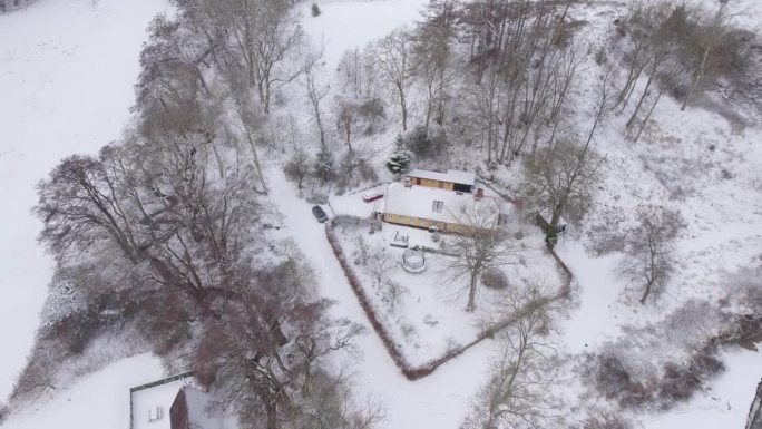 房子被雪景包围在海边-航拍倾斜