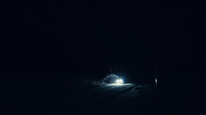 吹雪机照亮了黑夜。静态的照片
