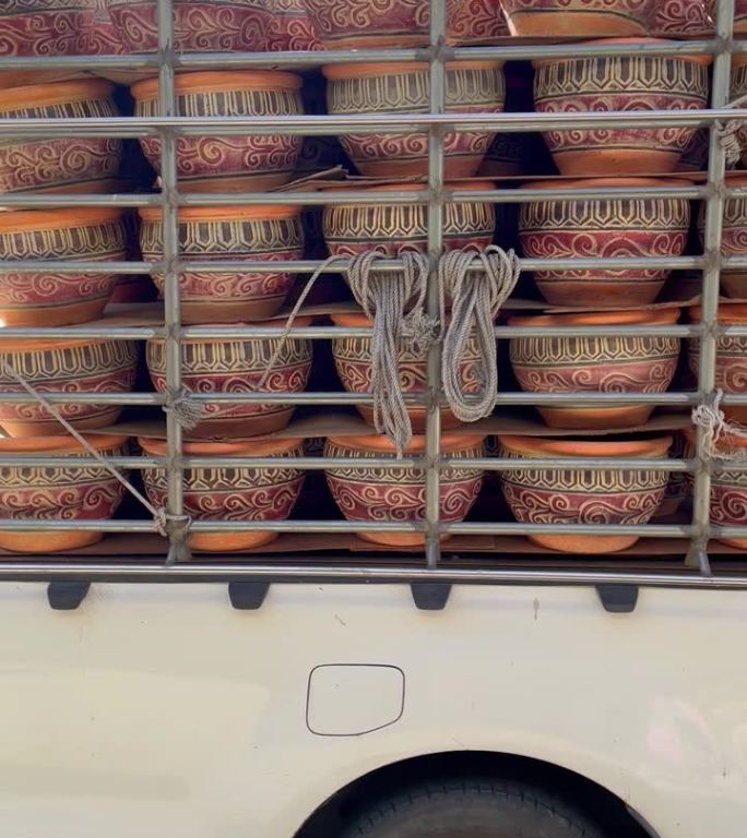 2024年1月4日，泰国那空府，一辆载着陶罐的卡车准备交付给客户