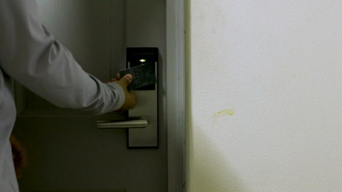 酒店智能卡门锁系统。酒店木门上的电子锁。入口门采用电子卡锁安全。用于酒店门禁的数字门锁安全系统