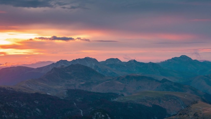 在比利牛斯山脉，山谷和山峰，如西班牙，法国边境的奥尔希，彩色日落延时拍摄