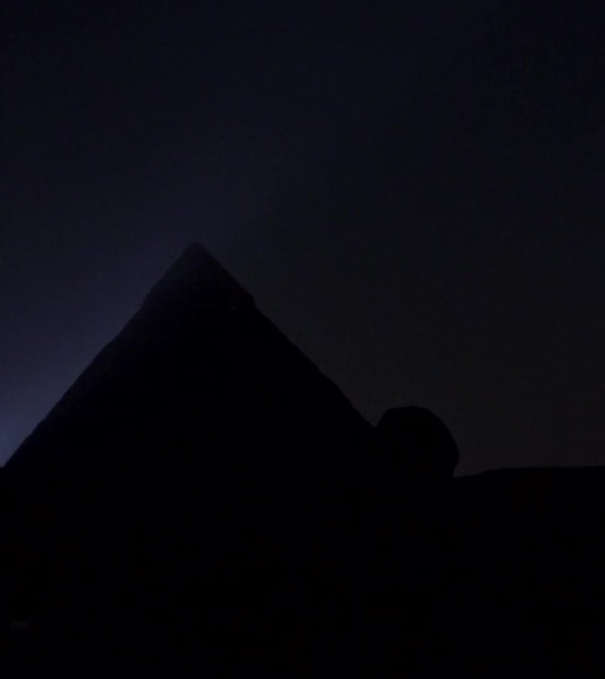 声音和光线在吉萨美丽的金字塔和狮身人面像上表演