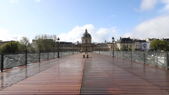 人们穿过艺术桥走向法兰西学院